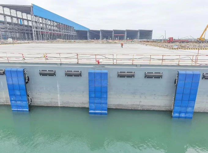 ¿Cómo protegen las estructuras marinas las defensas de caucho macizo de alta elasticidad?